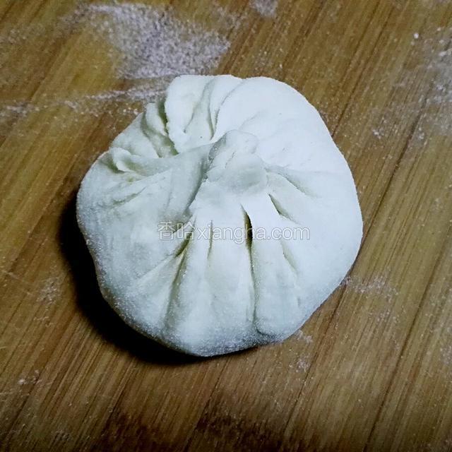 包成包子形状或其他手法捏紧四周收口