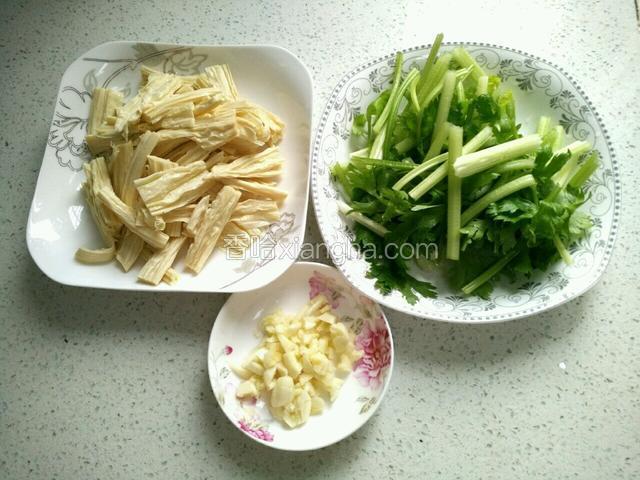 备好图中食材。腐竹提前用水泡发，洗净切段，芹菜去筋折小段洗净，蒜切粒。