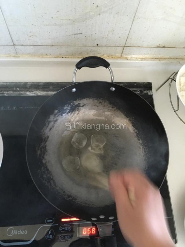 把买来的干虾片放入油锅里。