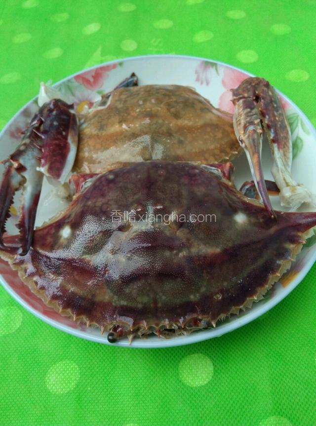 海蟹洗净，把腿都掰掉。