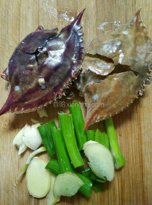 海蟹用刀背敲裂开，（也可以把螃蟹盖和肚脐直接抠掉。）姜切片，葱切段，蒜拍扁就可以了！