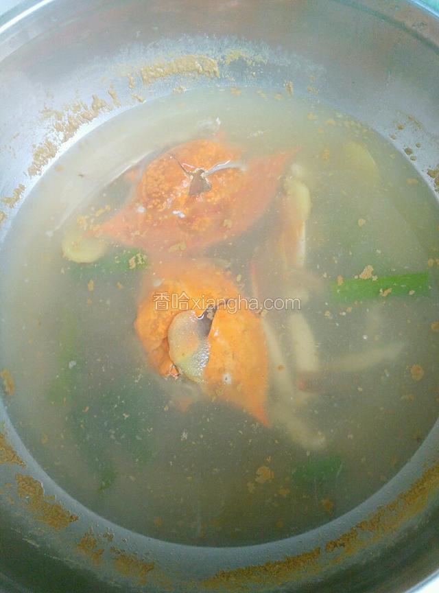 半个小时候打开锅盖，鲜味扑鼻呀！关掉电热锅，把掉插头！就可以盛汤了！