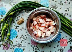 蒜薹炒肉的做法图解1