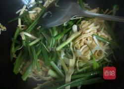 蒜苗炒千张的做法图解7