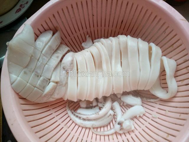待鱿鱼变色捞出沥水备用