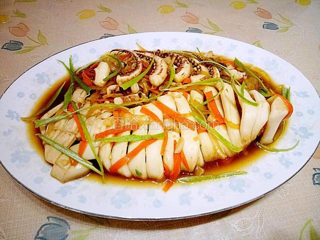 出锅装盘，撒些葱丝装饰一下即可
