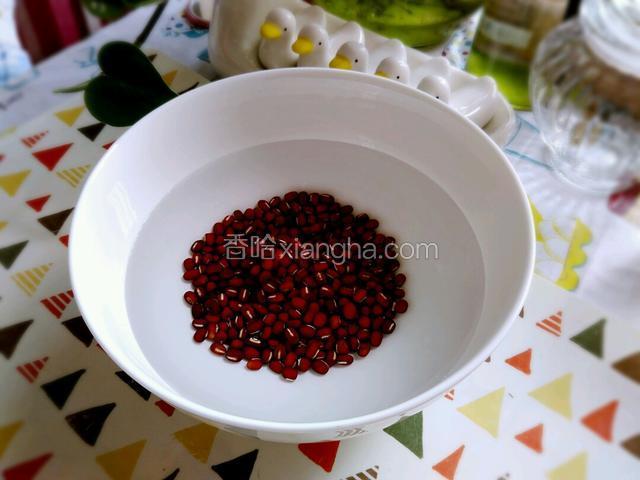 红小豆提前泡水，我是泡了一天