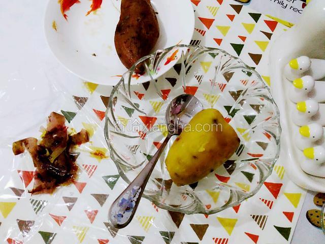 蒸红豆的时间，可以先把蒸好的地瓜拨皮