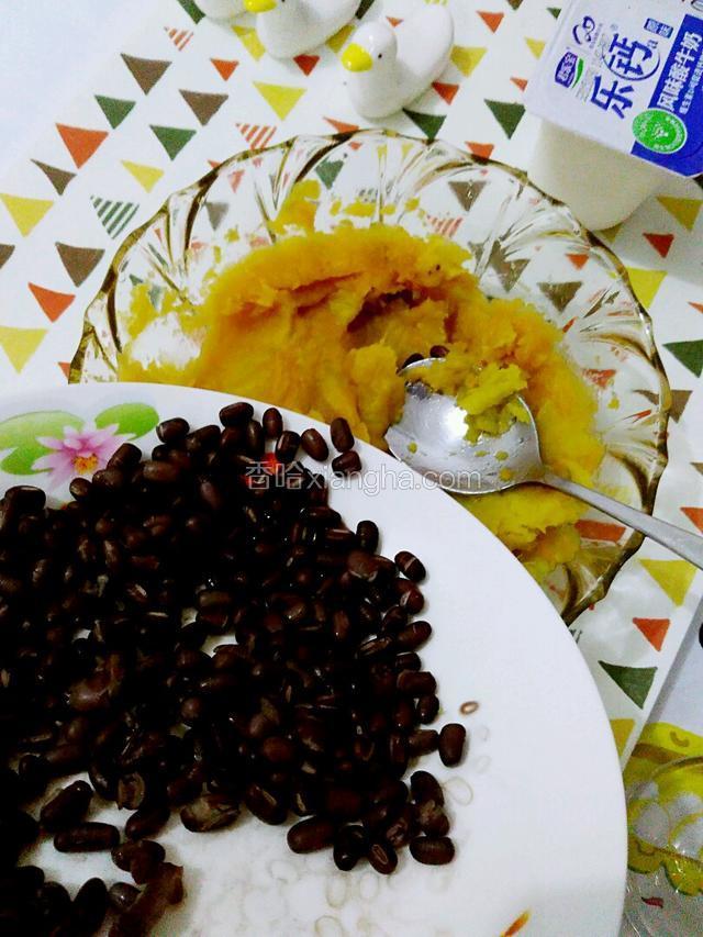 红豆蒸好后，倒入地瓜泥的碗内