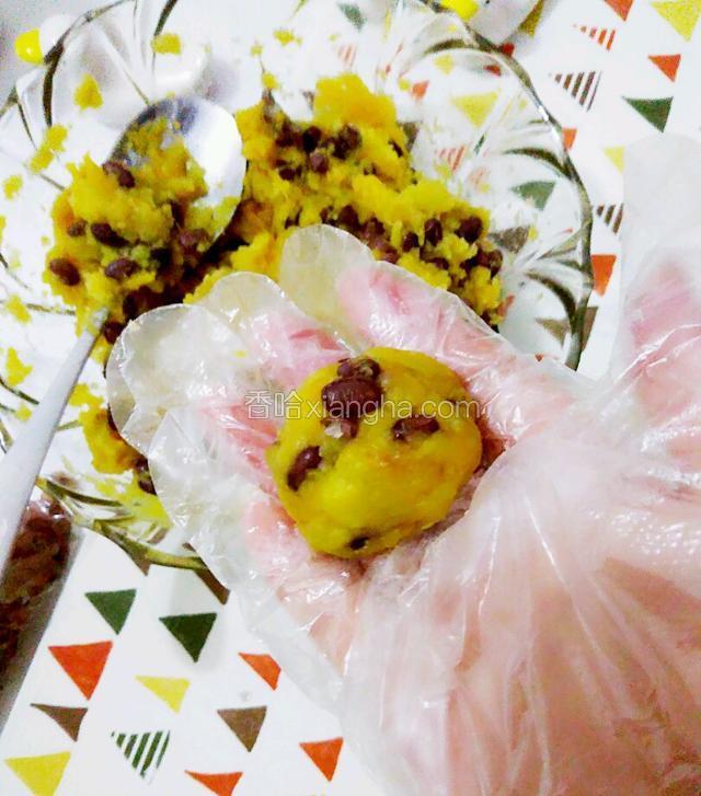 把红豆地瓜泥用手搓成小球，大小由自己喜好