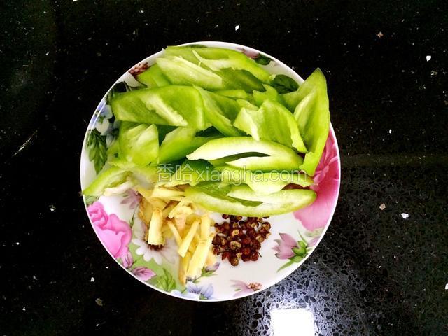 姜切丝、尖椒切块。