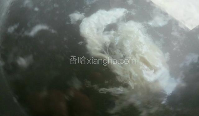 让蛋在水里焖两分钟。