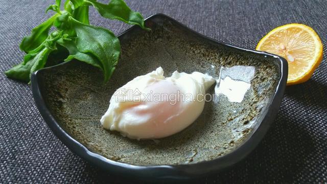 盛出蛋，用饮用水漂清蛋表面残留的白醋并修去毛边，漂亮的水波蛋就做好了。