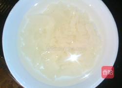 银耳枸杞红枣梨子汤。的做法图解1