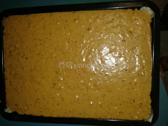 再加入花生油拌匀，最后加入熟核桃仁，拌匀后倒入烤盘，因为是很厚的糊，不容易流动，要用刮刀把表面抹平。用8寸的烤盘就行。