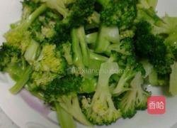 蒜茸西兰花的做法图解1