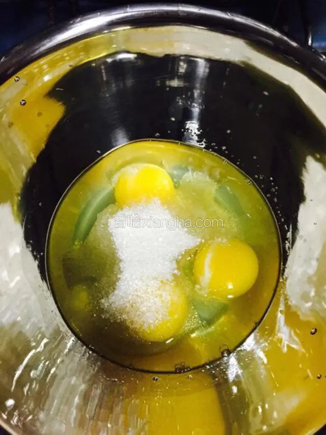 鸡蛋加糖打散