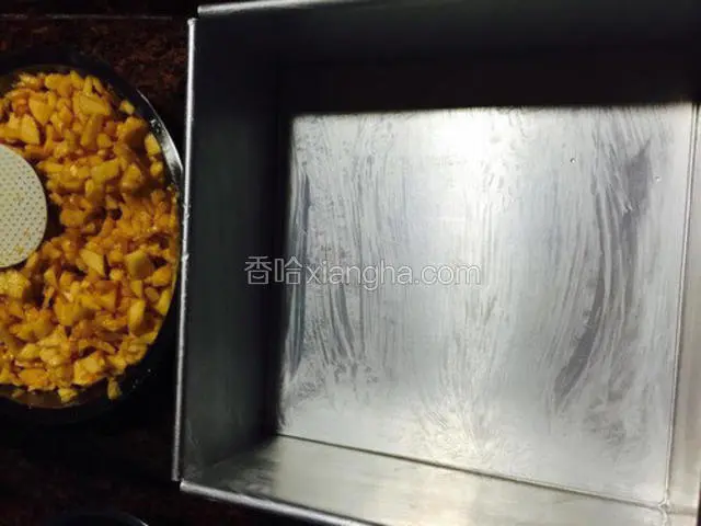 在模具中刷上一层黄油，避免粘锅