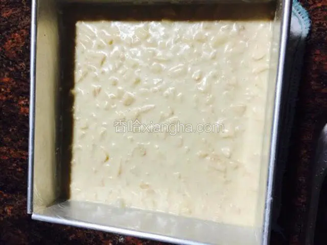 将混合好的面糊倒入模具中，放入预热好的烤箱中，中层上下火，180度，45一50分钟。