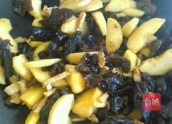 木耳苹果炒瘦肉的做法图解5