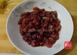 酸菜炒肉丁的做法图解4