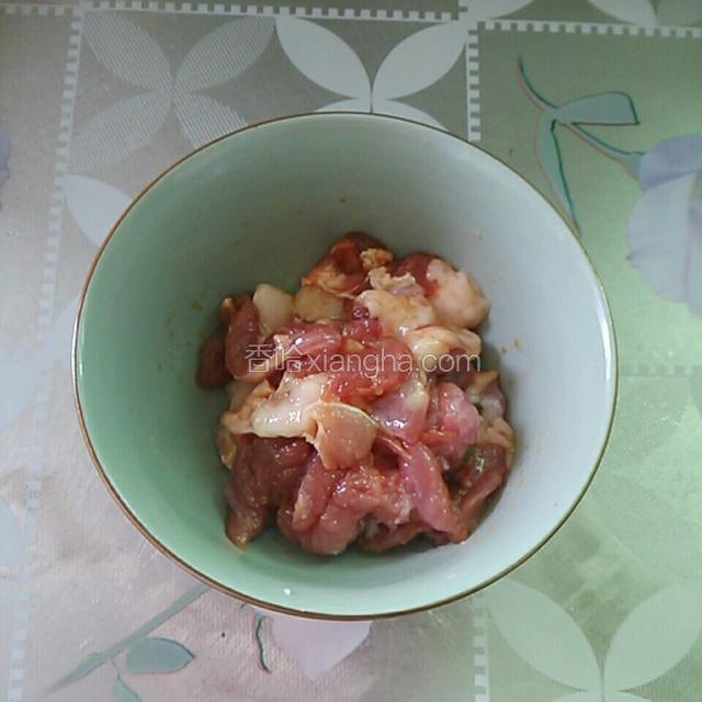 肉切片，放入生抽，五香粉腌5分钟。