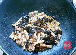腐竹木耳炒肉片的做法图解8