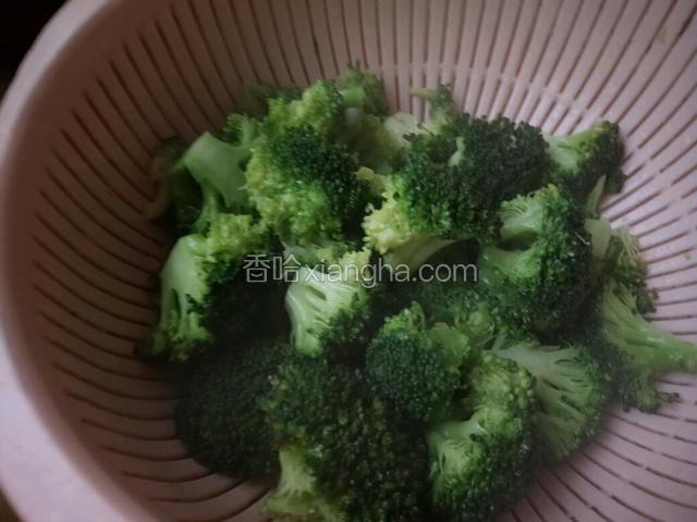 西兰花变绿色后盛出沥水