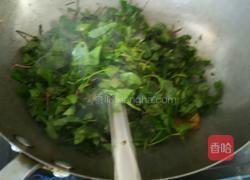 马蹄叶腊肉炒饭的做法图解3