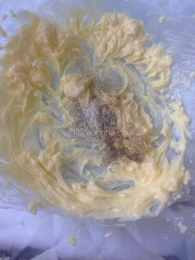 黄油软化后用打蛋器打发，加入一点盐和胡椒粉搅拌至顺滑。