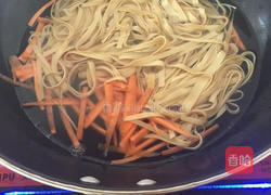 豆腐皮炒韭菜的做法图解2