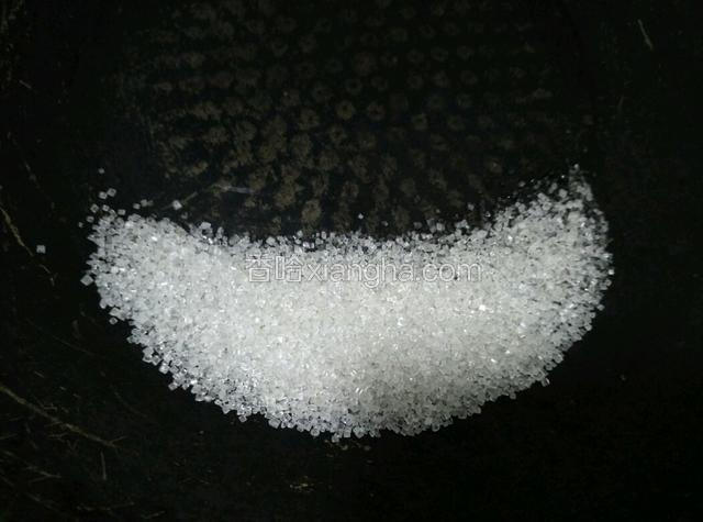 白糖放锅里，开火，不停搅动，直至冒光泡