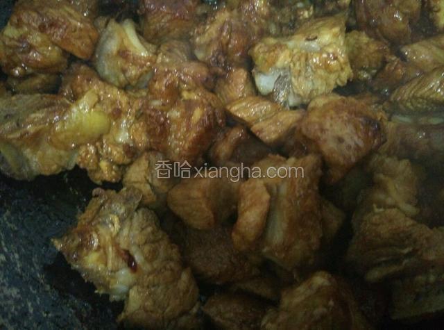 翻炒2分钟，再放入香叶，醋和料酒和盐，继续翻炒