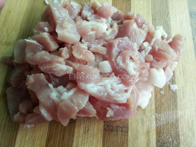 准备猪肉！剁成肉沫！