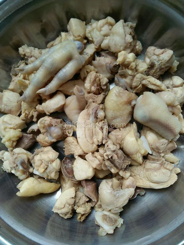 鸡肉洗净切块，热水焯一下，去血沫。洗净备用