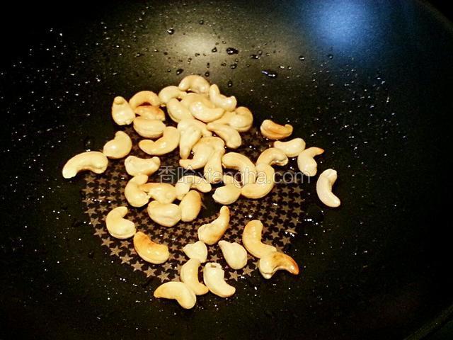 腰果呈金黄色时捞出，油留在锅里