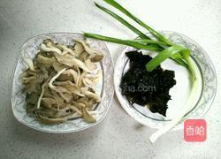 木耳炒平菇的做法图解1