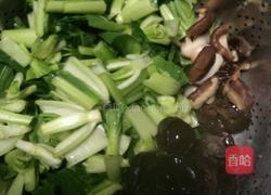 青菜香茹木耳的做法图解1