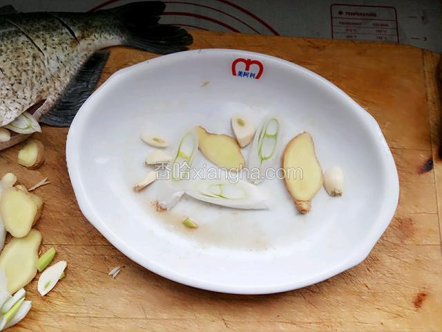 把葱，姜，蒜少许码放鱼盘上