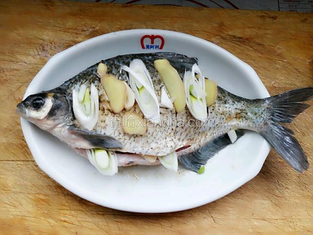 然后把鱼肚，鱼正反两面抹上适量料洒，盐，姜粉和胡椒粉，在把剩下葱，姜，蒜放入鱼肚和鱼表面，码味10一20分钟