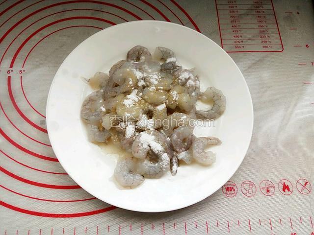 将虾仁去掉虾线洗净，加入料酒盐胡椒粉，淀粉抓匀至上劲备用