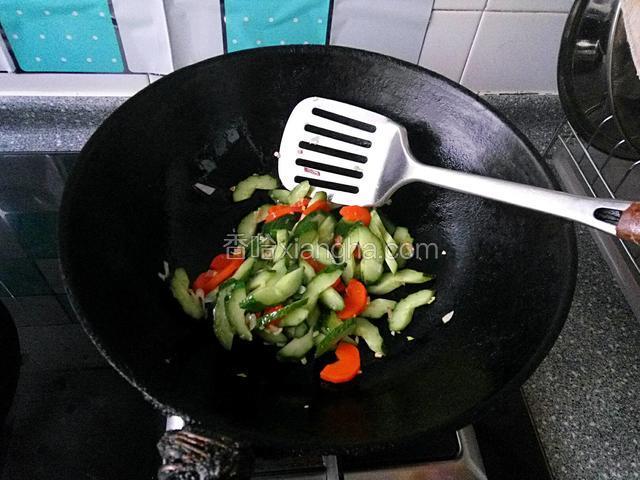 然后下入黄瓜和胡萝卜片