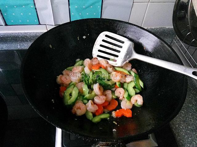 在下入虾仁，加入盐，料酒和鸡精炒匀，用水淀粉勾芡出锅即可