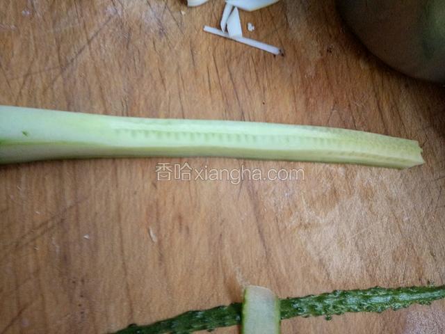 继续片下去,直到出现黄瓜籽,然后把黄瓜转90度,继续用削皮刀竖着刮,直至片好所有黄瓜长条,剩下中心部分,这个部分有籽,卷时容易断裂,直接吃掉就行