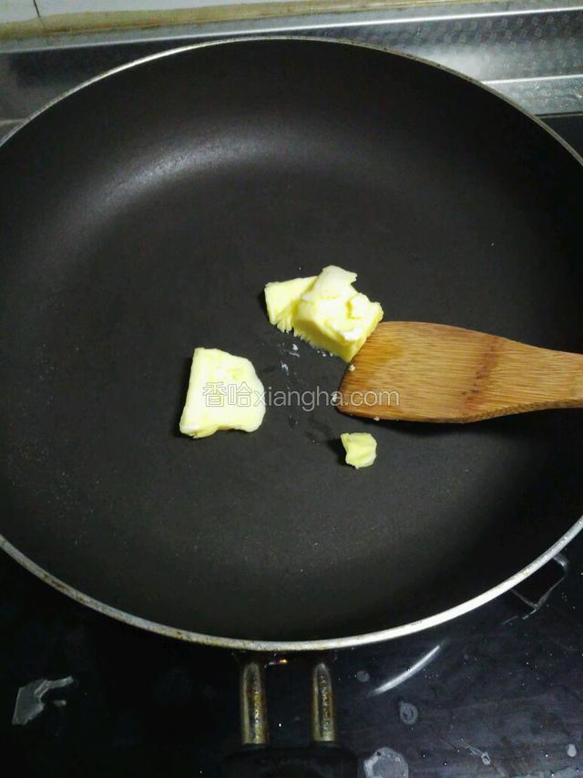 起锅放黄油加热