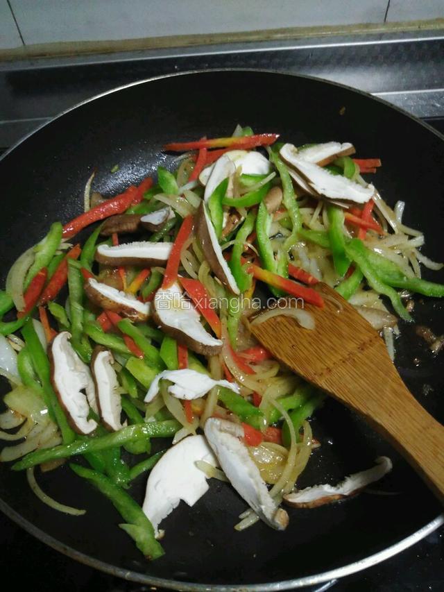 加入青椒，红萝卜，香菇炒香