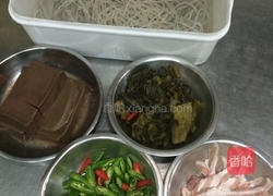 酸菜炖鸭血的做法图解1