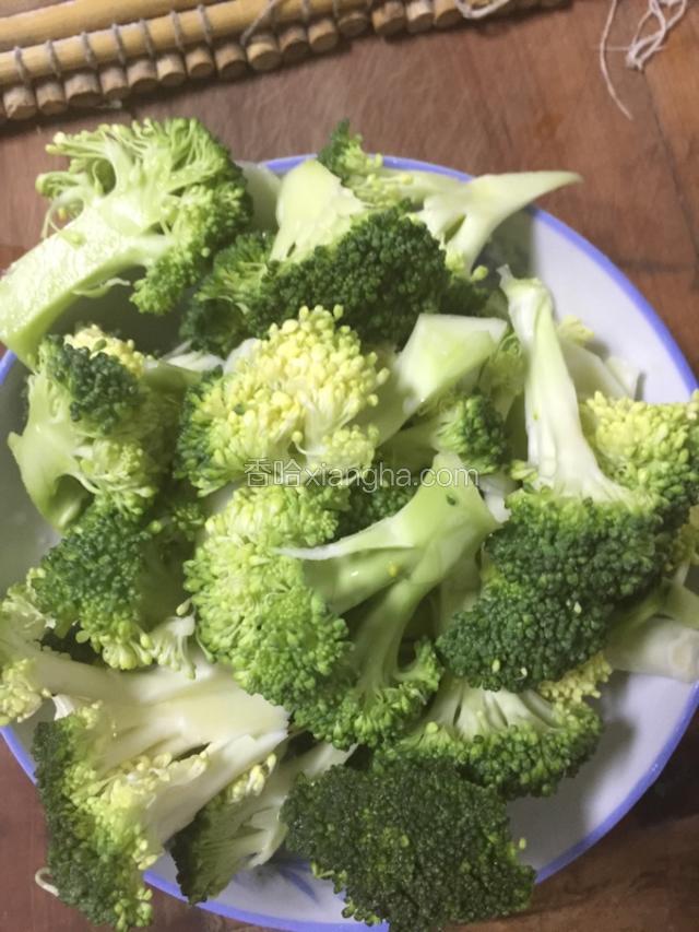 将洗干净的西蓝花切小朵