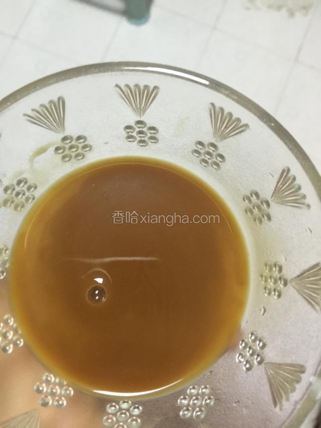 蚝油加入一勺水淀粉，搅拌均匀