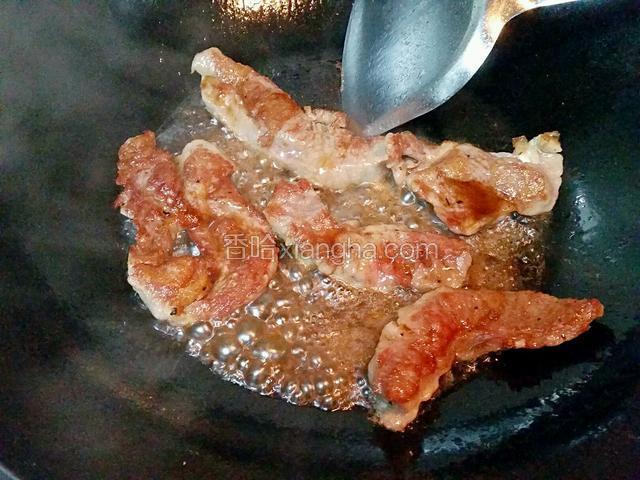 牛柳切條加入所有醃料醃2小時，熱鍋下食油，下牛柳煎兩面金黃，加入米酒和照燒汁將牛柳煮熟收汁